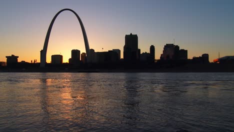 the st louis arch in twilight light 2