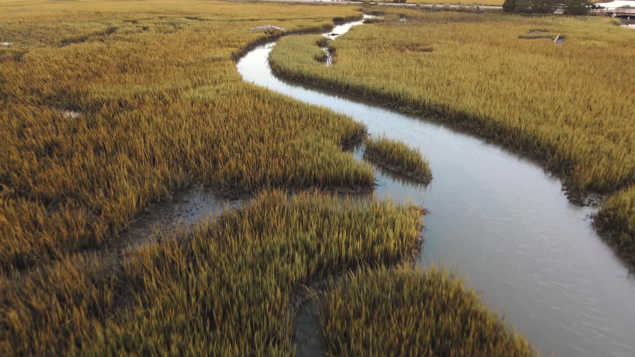 Sorvolando un canale d'acqua nell'insenatura di Pawleys Island al tramonto