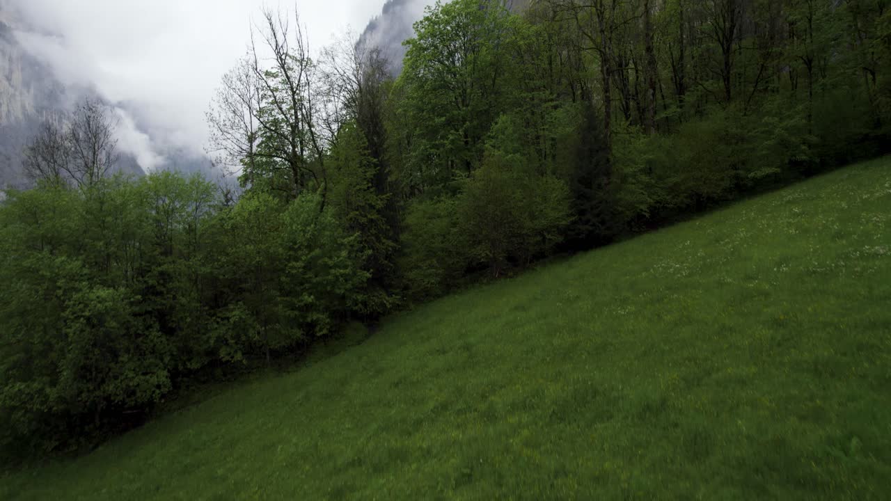 mujer turista explorando la cascada de staubbach en lauterbrunnen, desde el aire