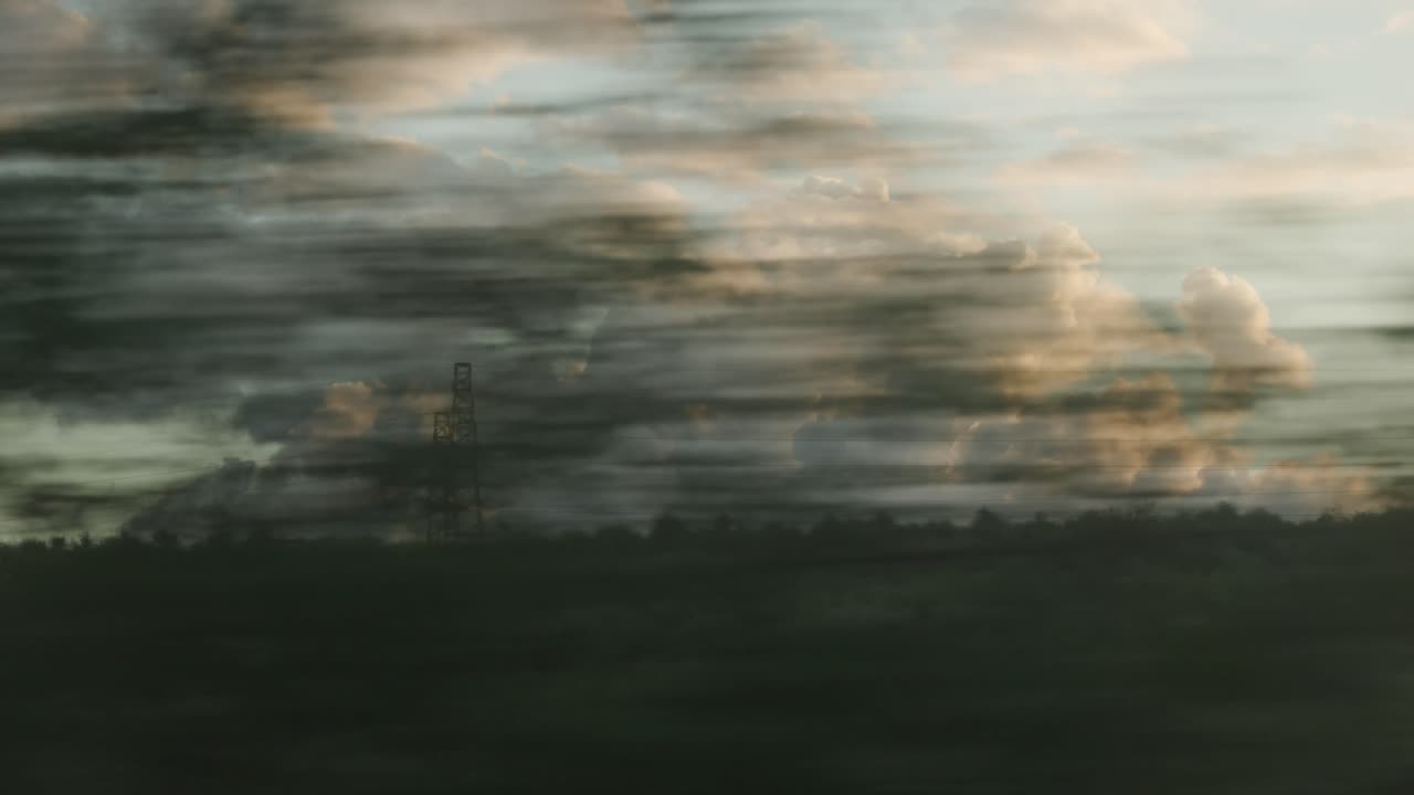 conduciendo al atardecer con una densa vegetación en las montañas