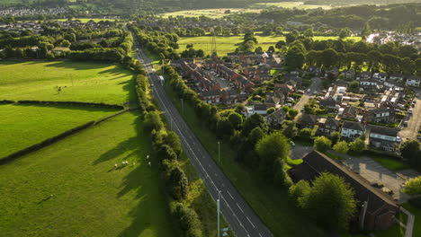 Establecimiento-De-Un-Hiperlapso-De-Drones-Aéreos-En-La-Carretera-De-Circunvalación-A6120-De-Leeds-En-Farsley-Al-Amanecer-En-La-Hora-Dorada