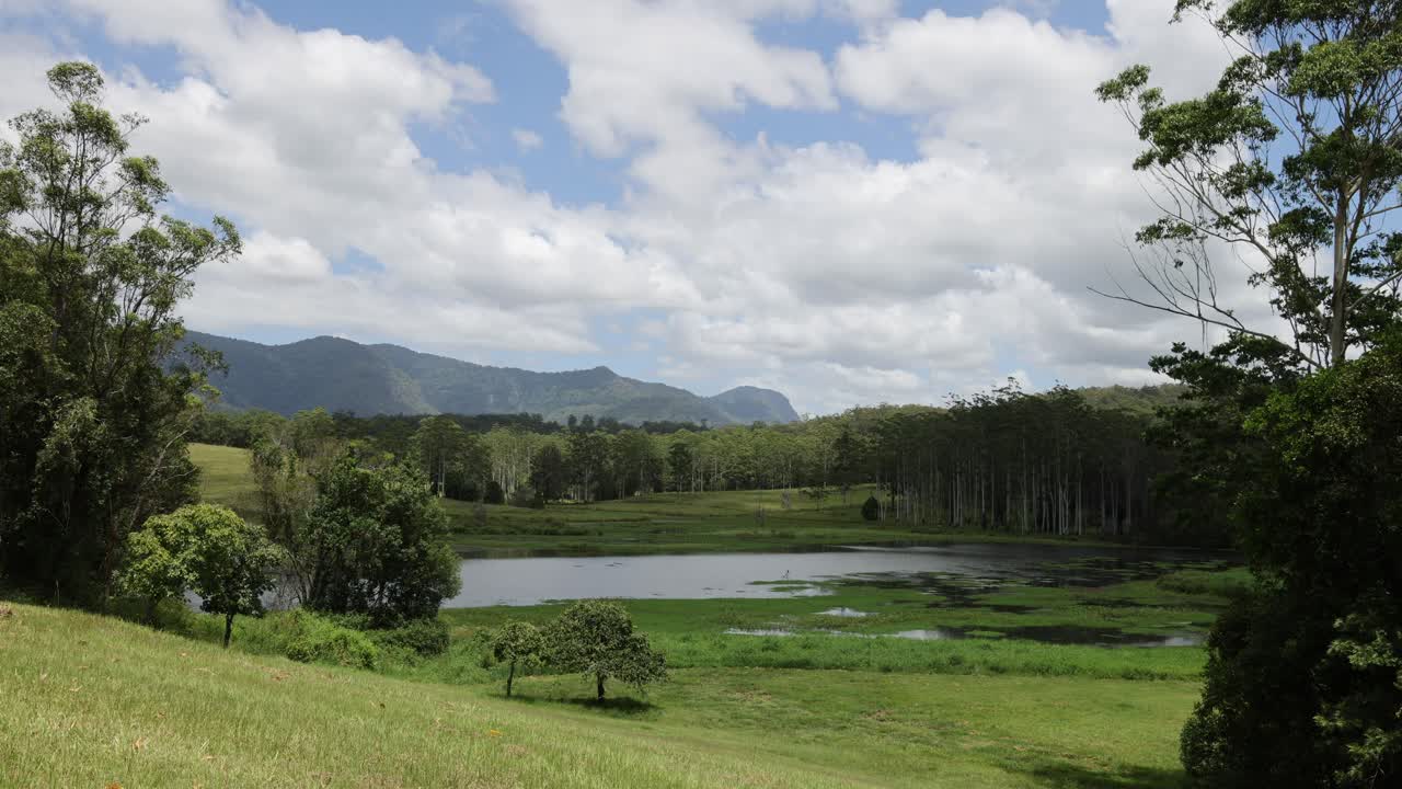 una vista pacífica del lago con nubes cambiantes.