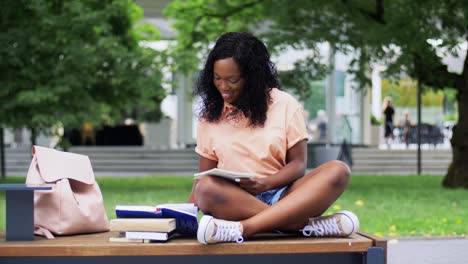 Afrikanische-Studentin-Mit-Laptop-Und-Büchern-In-Der-Stadt