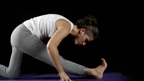 mujer joven haciendo yoga 68