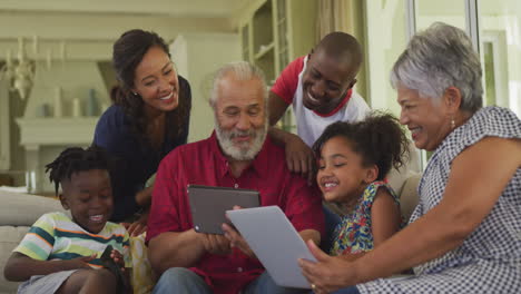 Familie-Mit-Mehreren-Generationen-Verbringt-Zeit-Gemeinsam-Zu-Hause