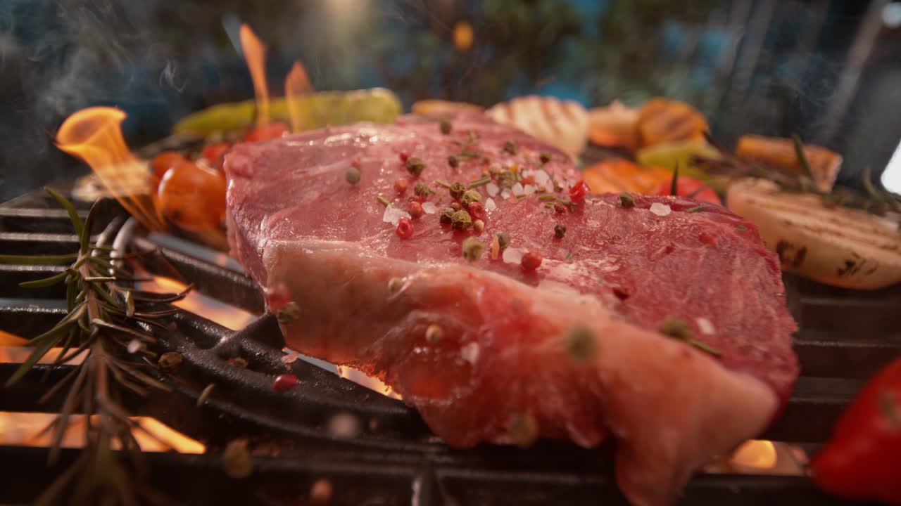 채소와 함께 맛있는 그릴 스테이크