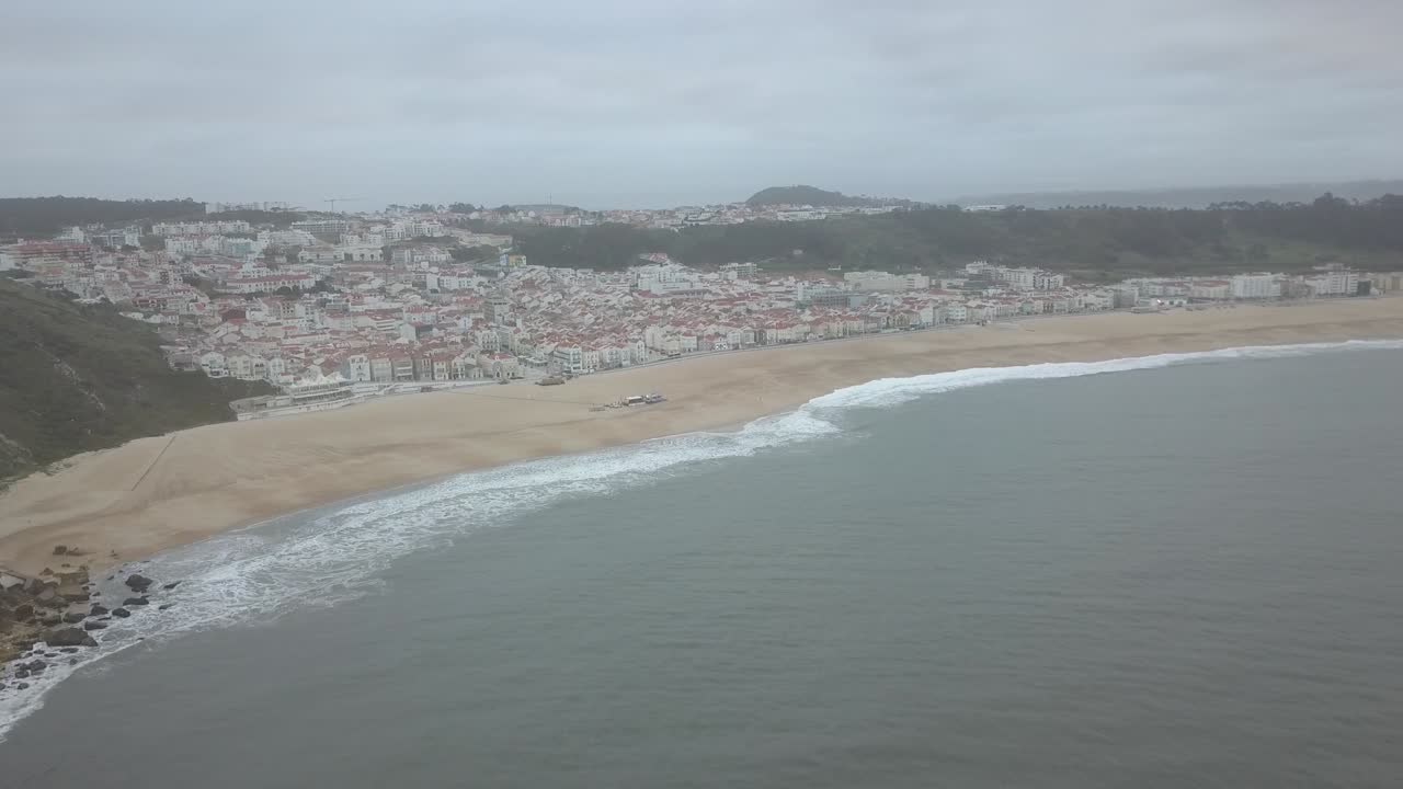vista de la playa de nazare riviera en la costa del océano atlántico. un lugar icónico, la meca del surf en grandes olas. vista aérea de la ciudad vieja y el paseo marítimo