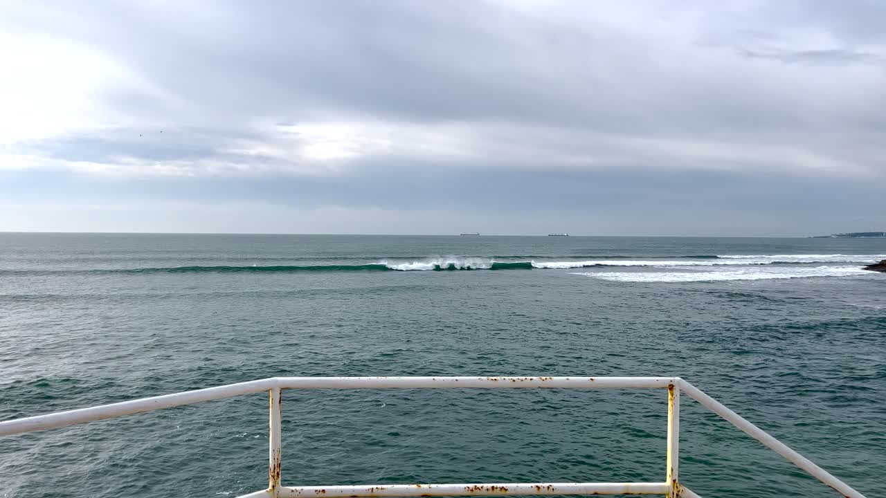 포르투갈 카스카이에서 대서양의 클로즈업, 완벽하게 형성 된 파도를 특징으로, 자연 완벽의 장면을 만니다.