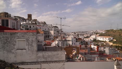 panorámica en cámara lenta a través de casas encaladas en ciudad mediterránea con tejados