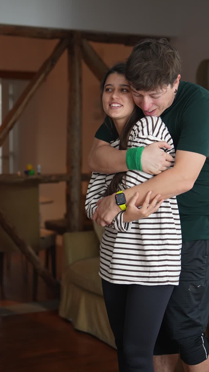 pareja interactuando en una sala de estar