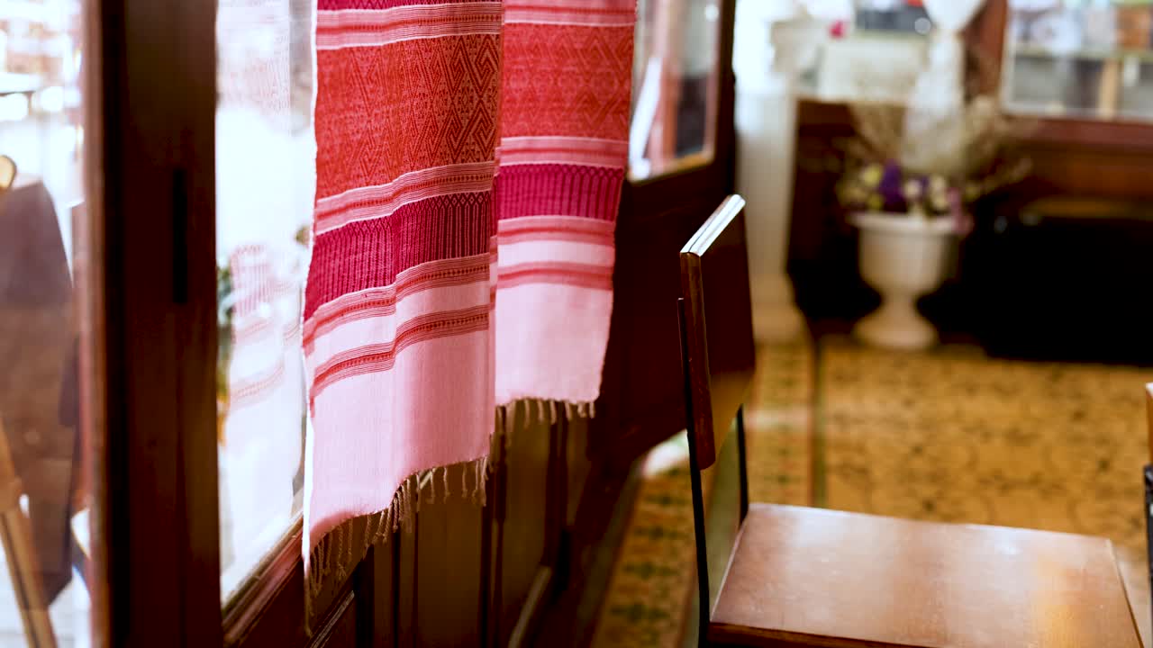 занавес мягко движется в ветре.