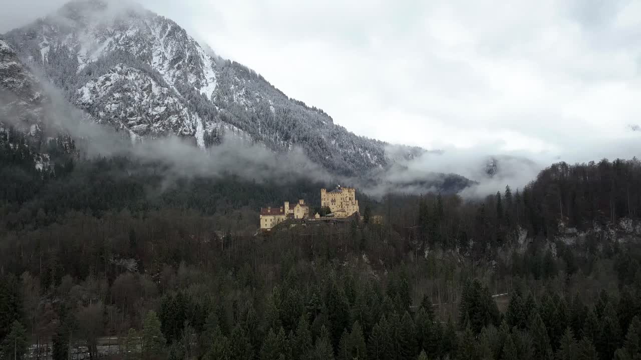 vista aérea del castillo de hohenschwangau en un día brumoso de invierno