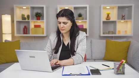 Mujer-Trabajadora-De-Oficina-En-Casa-Trabajando-En-Una-Computadora-Portátil.