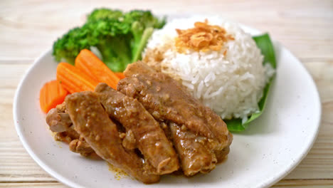 costillas de cerdo al horno con salsa y arroz