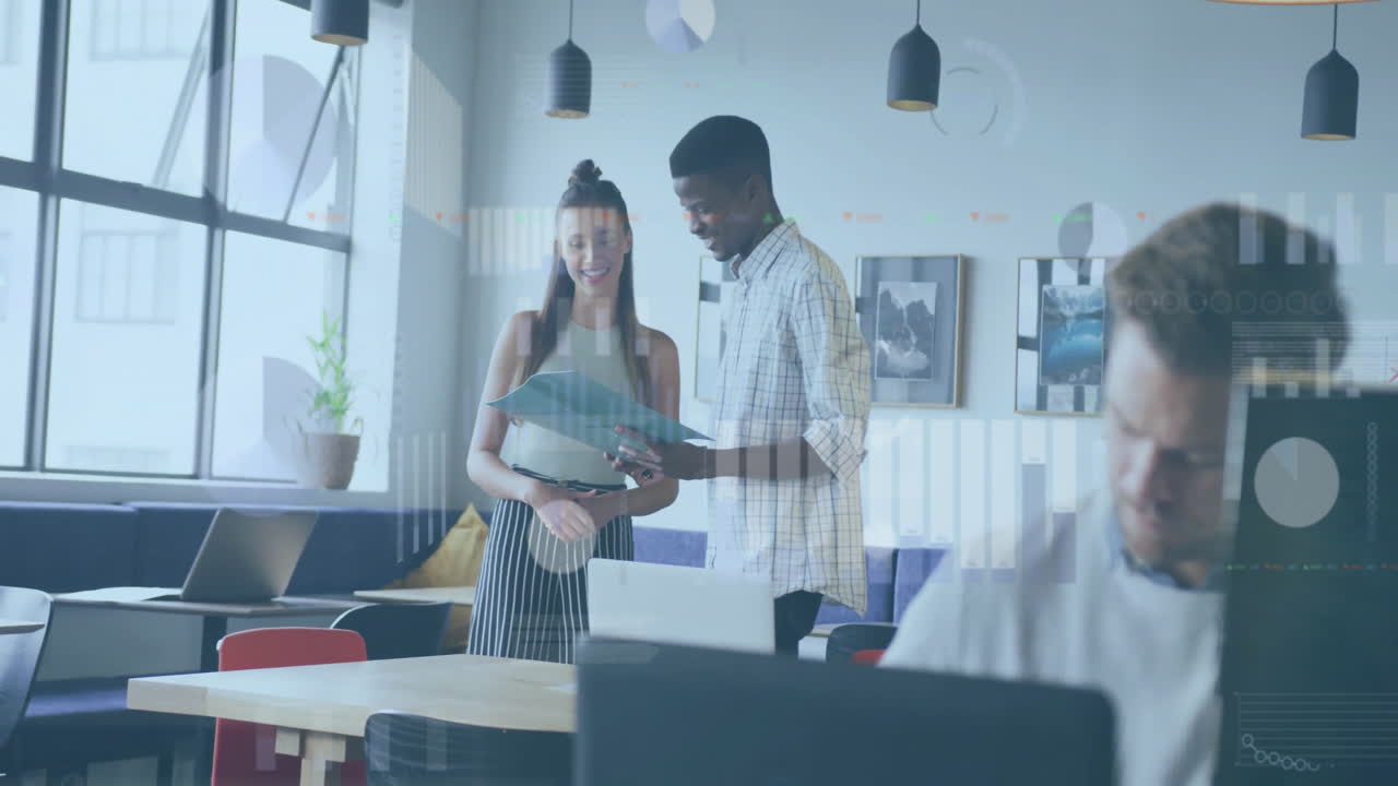 animación del procesamiento de datos financieros sobre diversas personas de negocios en la oficina