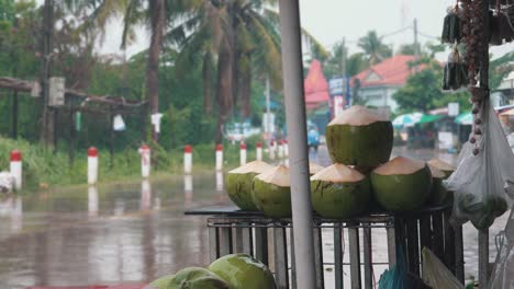 Cocos-A-La-Venta-Al-Lado-De-La-Calle-Bajo-La-Lluvia