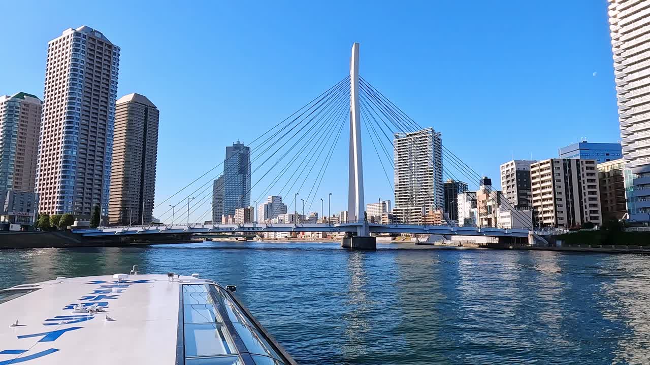 도쿄  ⁇ 오 시 의 고층 건물 들 의 아름다운 수변 전망