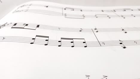 Primer-Plano-De-Notas-Musicales-En-Blanco