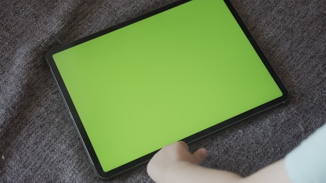 niño juega con los dedos sobre pantalla verde tableta pantalla 4k video