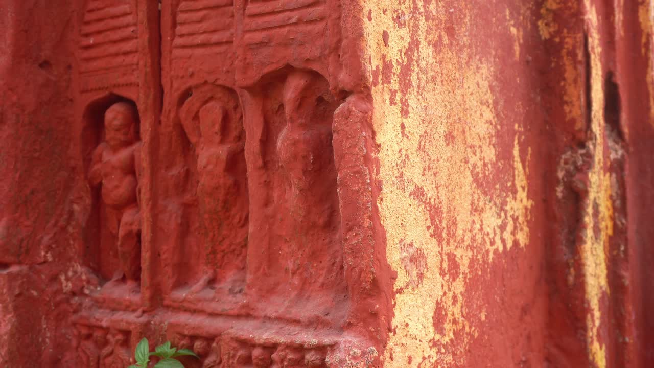 The red brick architecture is evident on the outer walls of this temple which the social system, culture and civilization of that time blossomed.Currently, the paintings are almost destroyed.