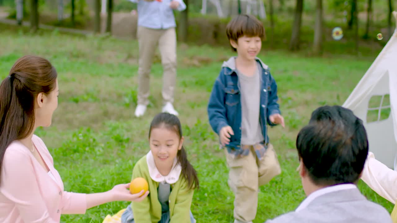 가족 축제 또는 야외 정원 파티