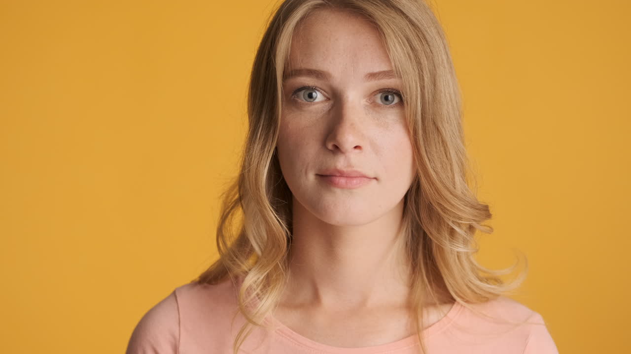 кавказская женщина получает сюрприз на камеру.