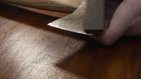 la vieja cabeza de hacha usada se vuelve nueva afilando el borde con piedra de afilar