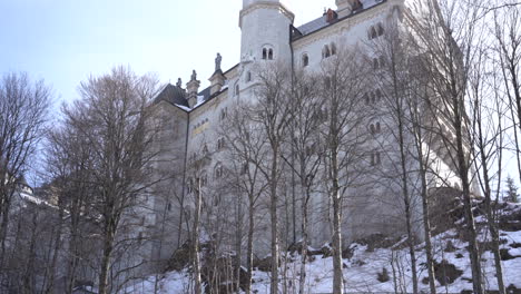 Panorámica-Del-Castillo-De-Neuschwanstein-Desde-Las-Paredes-Externas-Imágenes-De-4k