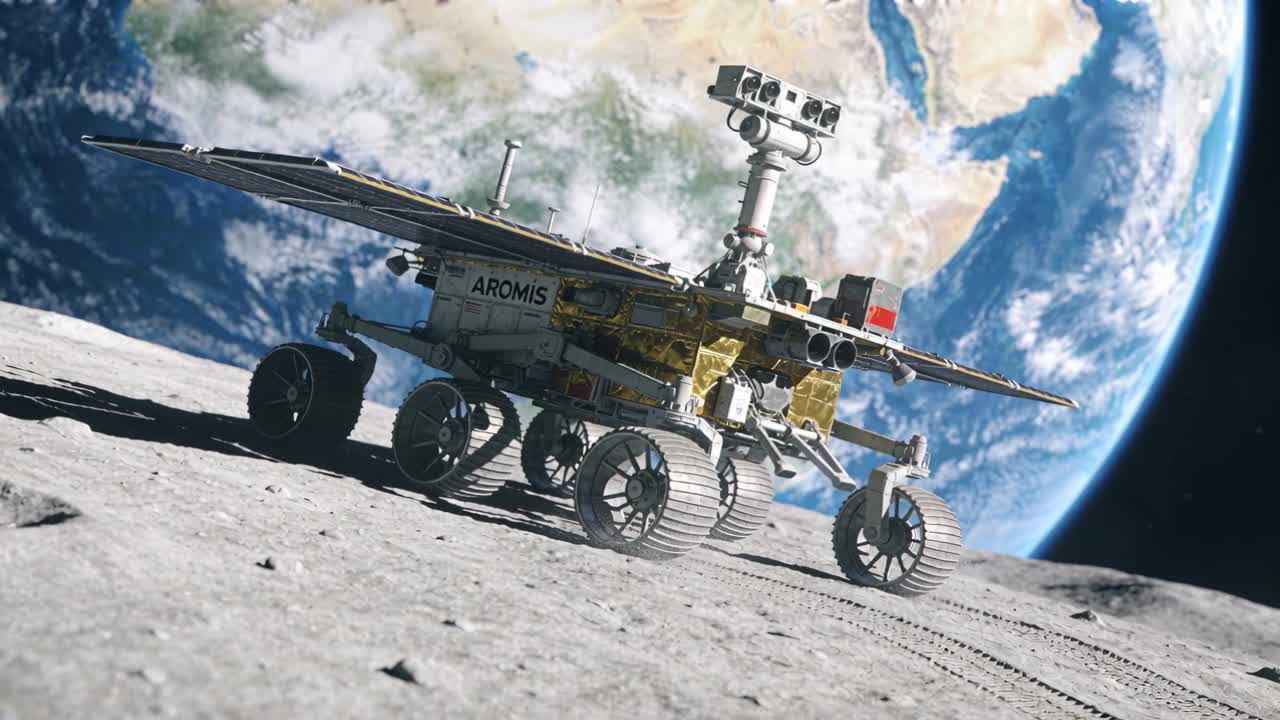 Rover AROMIS a sei ruote che attraversa la regolite lunare, mostrando il pannello solare, lasciando tracce con la Terra visibile in cielo