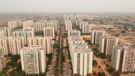 Viajando-Frontal,-Centralidad-De-Zango,-Luanda,-Angola,-áfrica