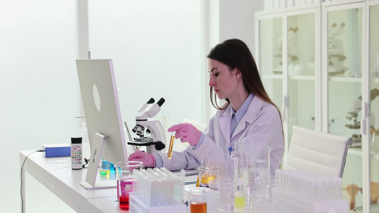 científico que trabaja en un laboratorio