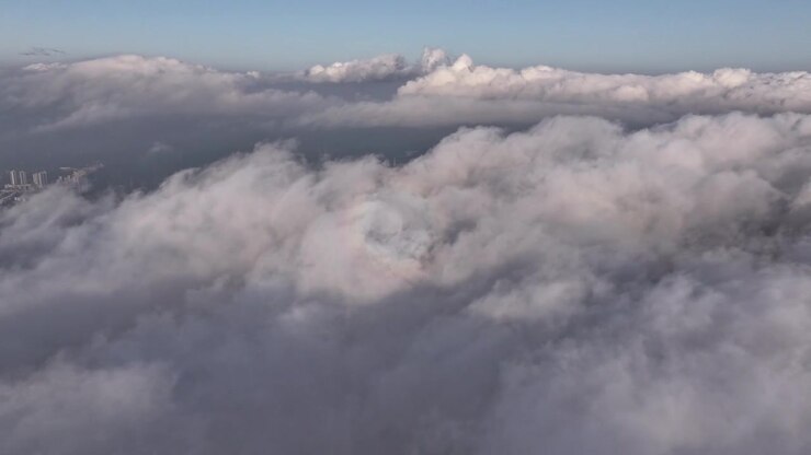 Wutong Mountain, Shenzhen
natural ecosystem,Aerial photography of high-rise buildings in the city of Shenzhen, Guangdong, China, with CBD buildings appearing and disappearing in the clouds and mist,