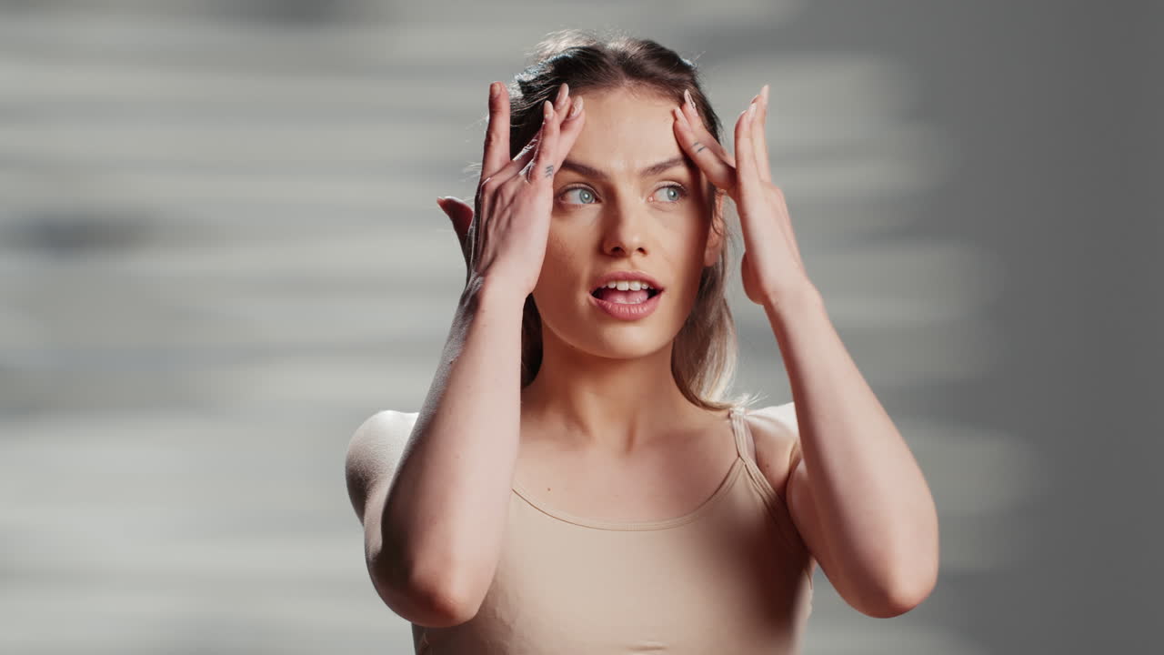 una mujer tocando su cara.