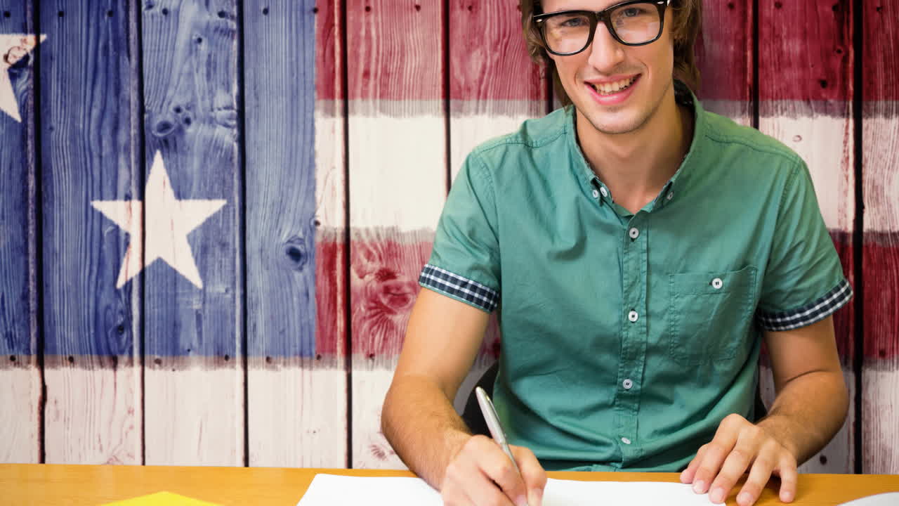 animación de un estudiante sonriendo sobre la bandera estadounidense