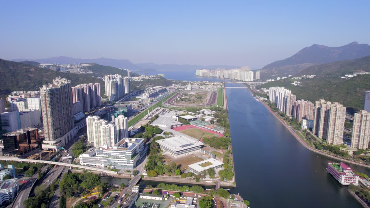 hermosos apartamentos de gran altura junto al río shing mun y el hipódromo de shatin y la naturaleza verde en uno de los distritos modernos de hong kong