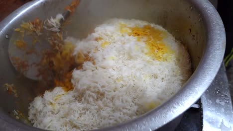 Dampfend-Heißer-Hyderabadi-Biryani-Reis-Mit-Hähnchen