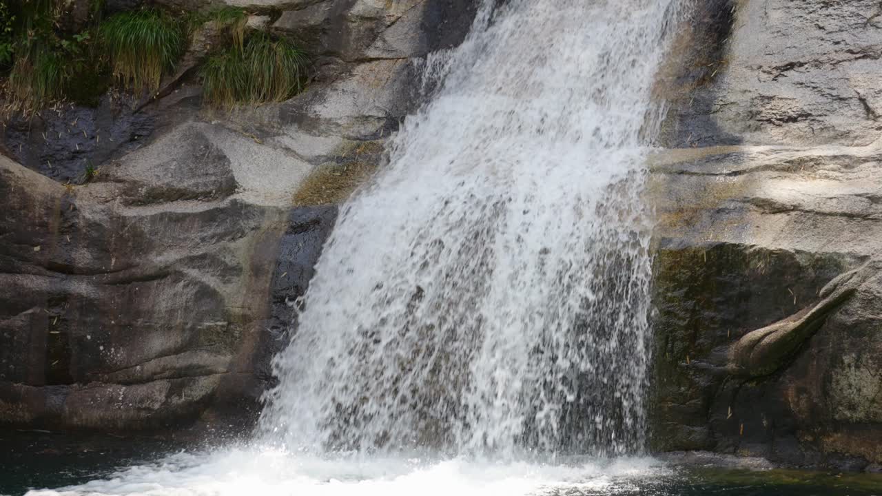 A clear stream in the valley,Flowing streams, clear and pure water resources