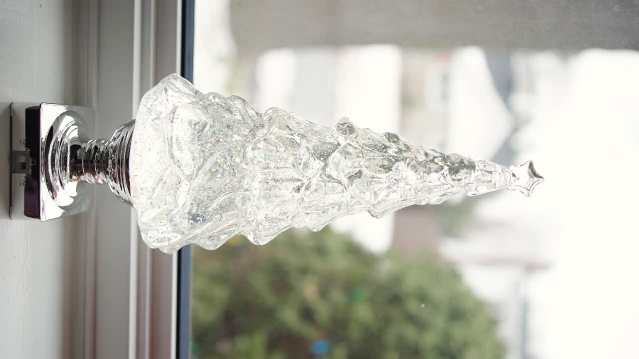 슬로모는 크리스마스 트리 불빛을 밀어 넣고, 내부에 떠다니는 콘페티를 넣습니다.