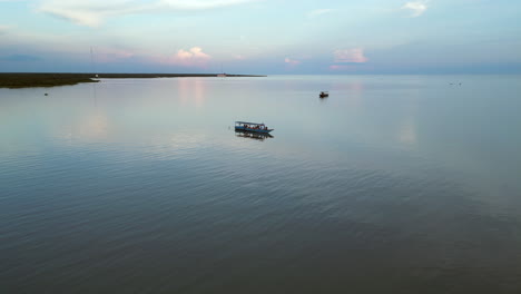 Tire-Hacia-Atrás-Y-Suba-Sobre-Barcos-Apáticos-En-Un-Lago-Camboyano