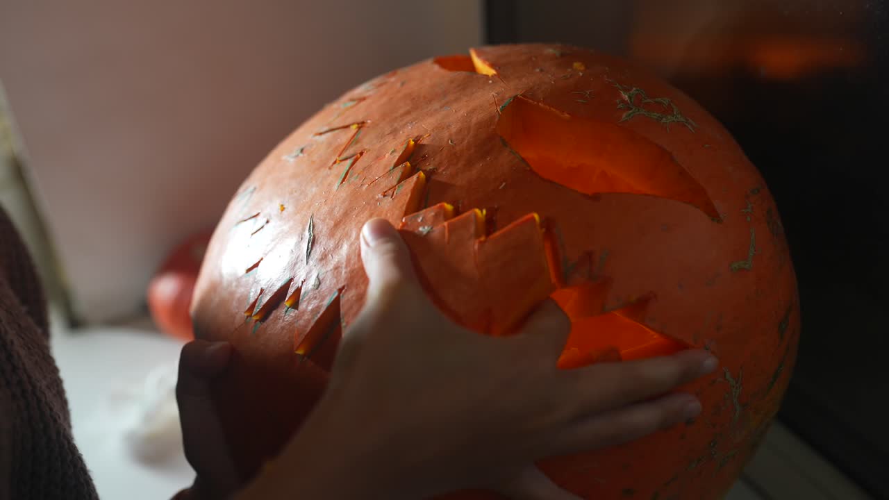 할로윈을 위해 호박을 조각하는 것
