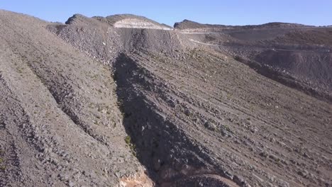 la hermosa ladera rocosa de jebel jais en ras al khaimah, emiratos árabes unidos en un día soleado - toma aérea