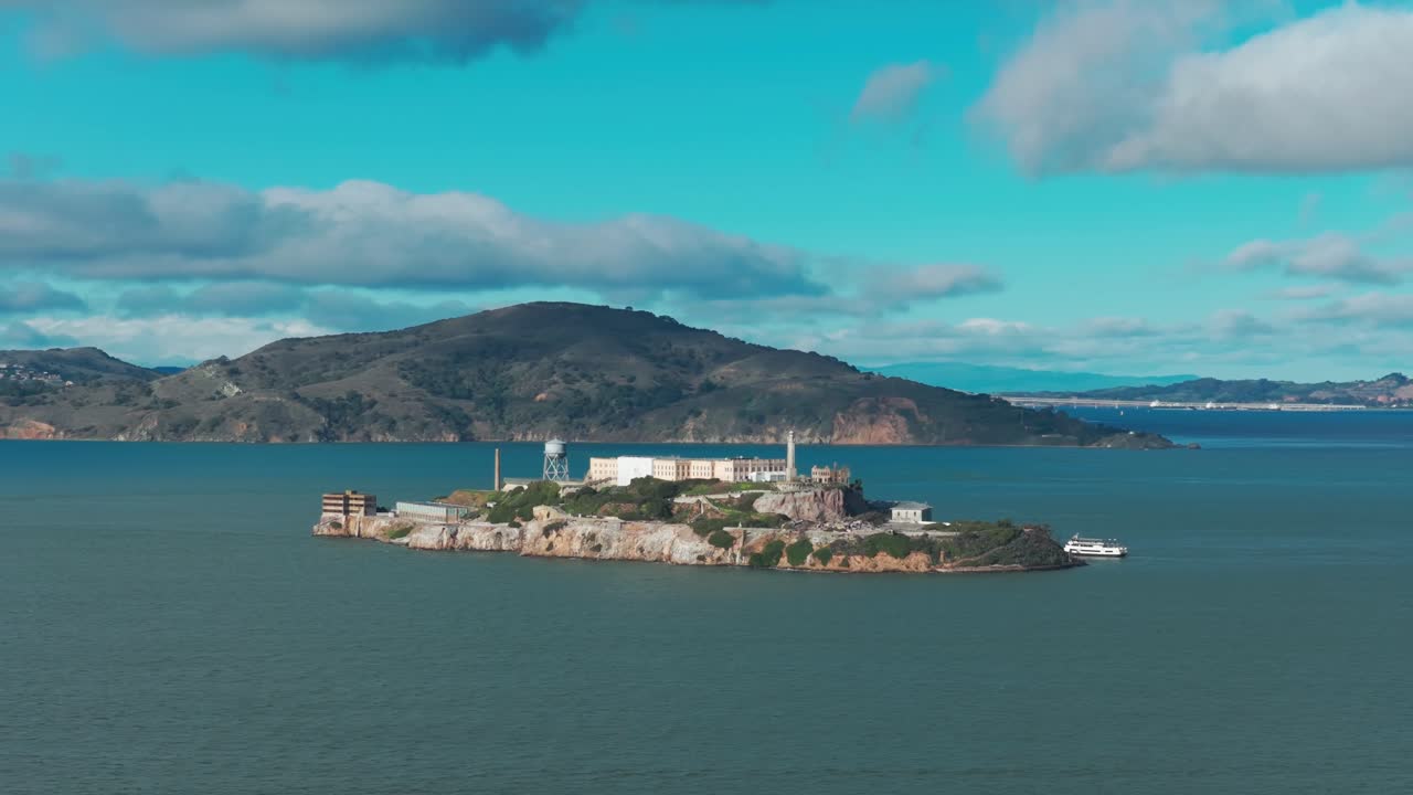 Ampia ripresa aerea panoramica dell'isola di Alcatraz durante una giornata di sole a San Francisco, California. Video 4K