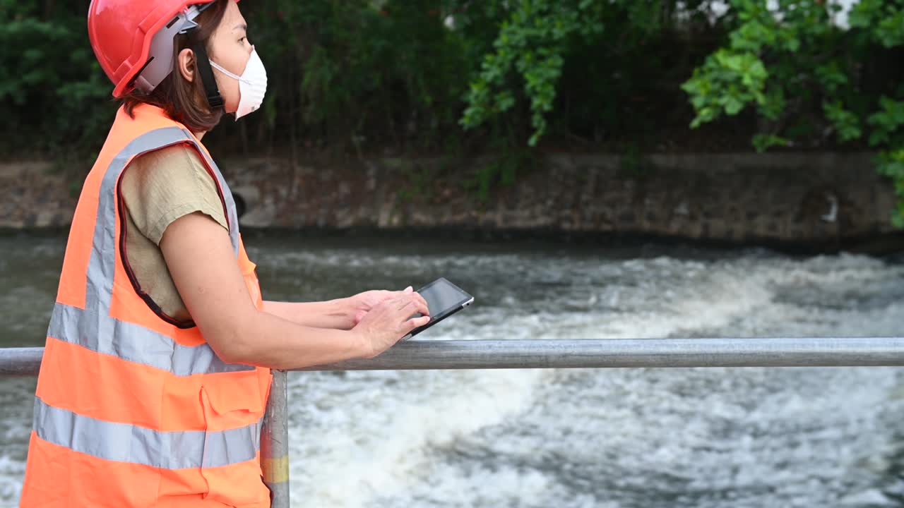 ingenieros ambientales trabajan en plantas de tratamiento de aguas residuales