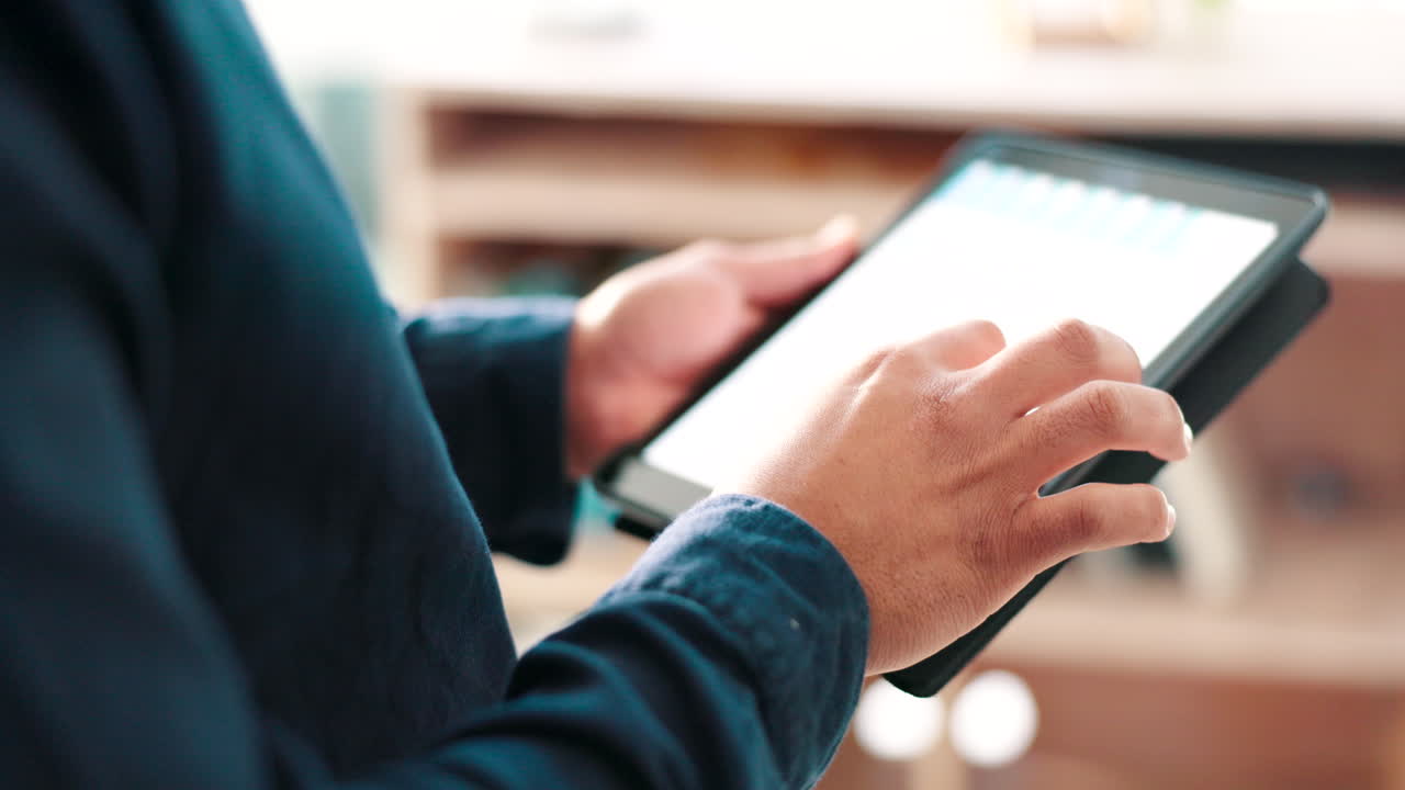 pantalla de la tableta, manos y persona en línea para el modelo