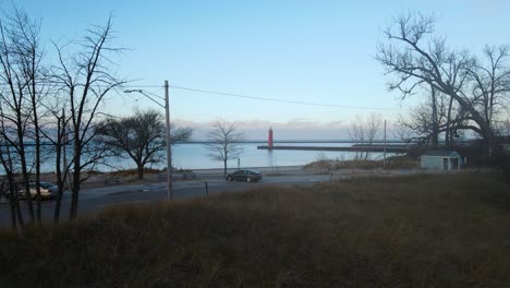 La-Desembocadura-Del-Canal-Muskegon-A-Fines-Del-Otoño,-Principios-Del-Invierno