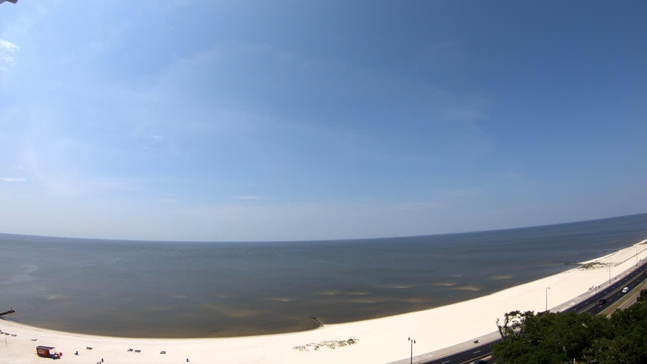 vista diurna de lapso de tiempo de la playa - océano, pocas nubes, viento que sopla agua lejos de la playa - vista del piso 14 de la playa casi sin olas en el golfo