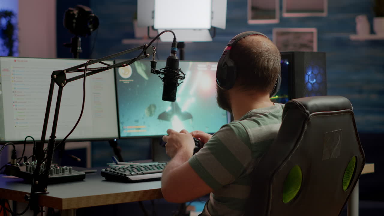 컨트롤러를 사용하여 우주 슈팅 비디오 게임을 하는 남자 스트리머