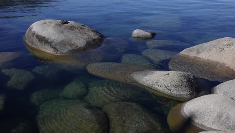 4K-Nahaufnahmevideo-Der-Felsen-Am-Lake-Tahoe-Am-Strand-Secret-Cove-In-Nordkalifornien,-Nevada