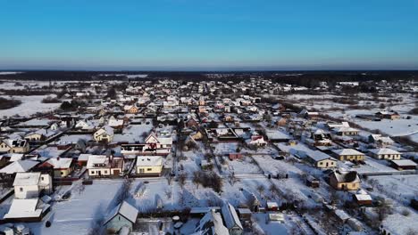 Increíble-Paisaje-Invernal-En-Las-Calles-Residenciales-Del-Pueblo,-Vista-Aérea-Izquierda,-Día-De-Nieve