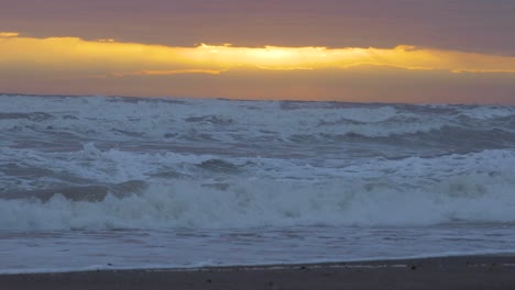 el sol comienza a brillar a través de las nubes sobre el océano en una playa justo después de una tormenta